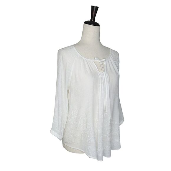 by & by White Textured Floral Embroidered 3/4 Sleeve Cover-up Blouse Size M - Picture 2 of 9